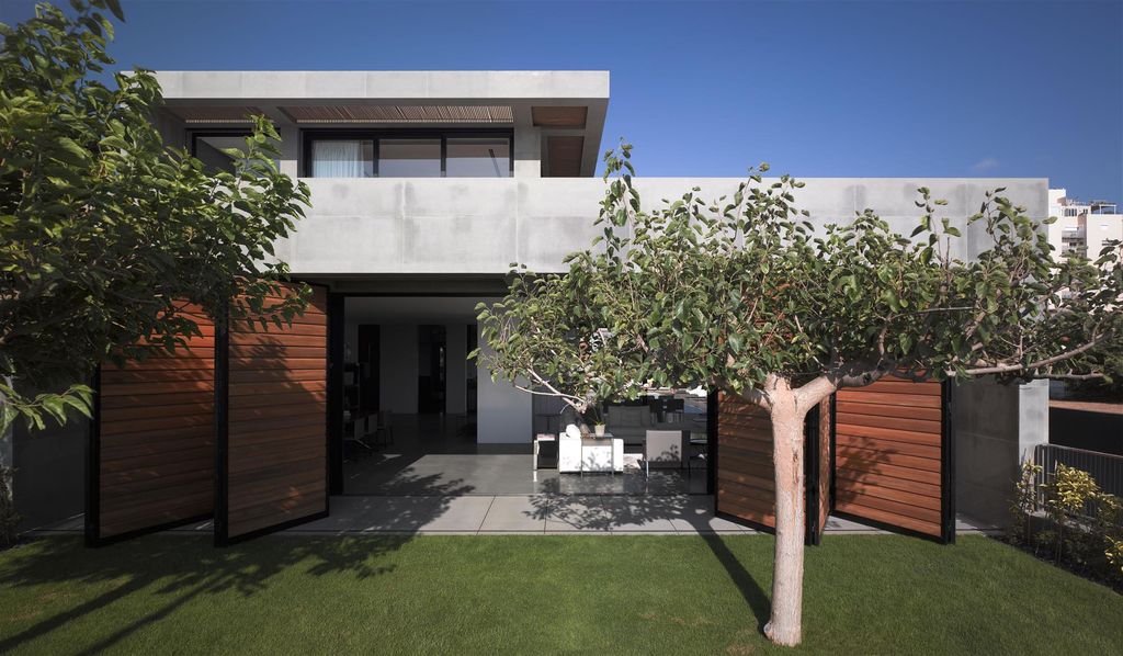 Herzelia-Pituah-House-4-Large-modern-retreat-by-Pitsou-Kedem-Architects-1