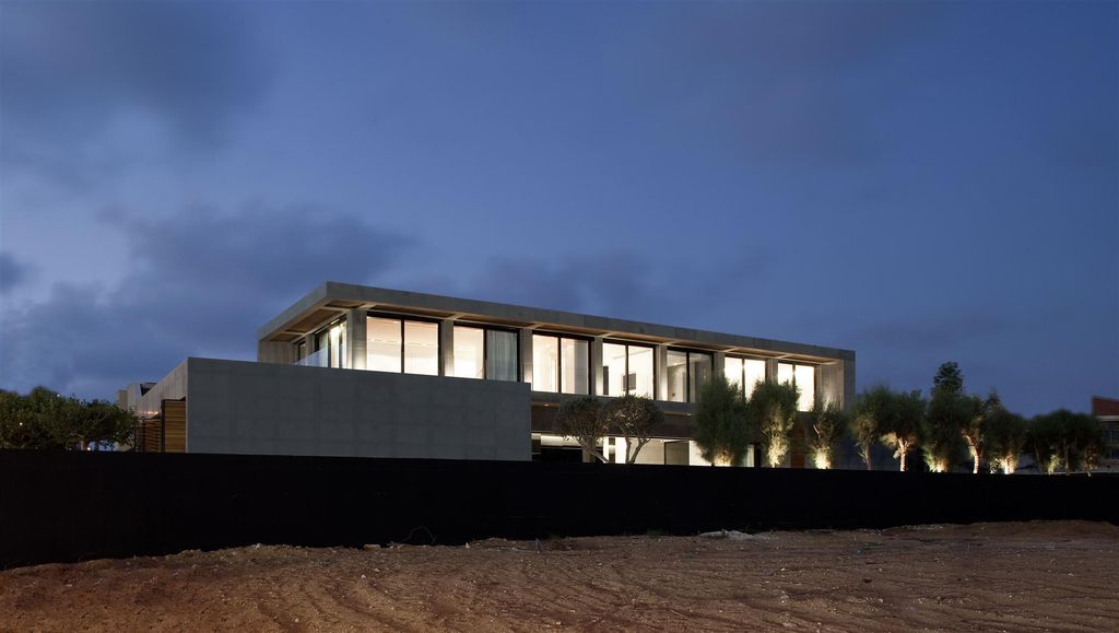 Herzelia-Pituah-House-4-Large-modern-retreat-by-Pitsou-Kedem-Architects-13