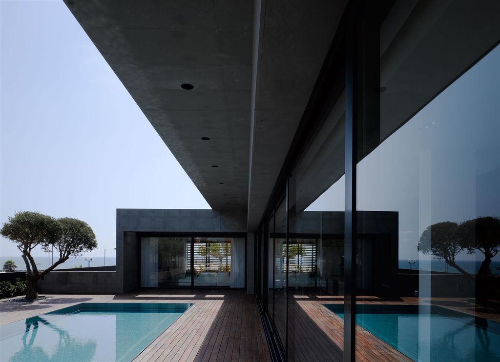 Herzelia Pituah House 4, Large modern retreat by Pitsou Kedem Architects