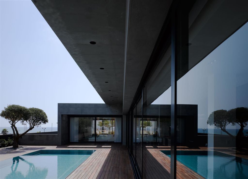 Herzelia-Pituah-House-4-Large-modern-retreat-by-Pitsou-Kedem-Architects-5