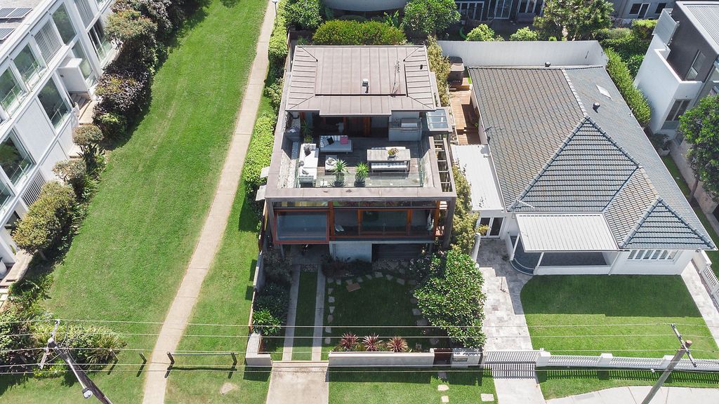 High end beachside home by Brewster Hjorth in New South Wales for sale