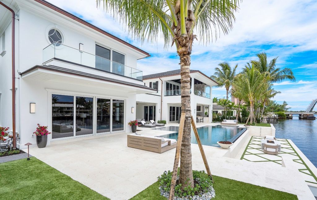 This Intracoastal Waterway Dream Home in Florida built by Wietsma & Lippolis Construction in modern style. This home offers not only magnificent waterfront views but also ultra-chic design, ultimate privacy, spacious accommodation