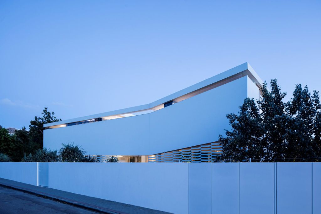 J House with Raised roof, Latticed walls, Bridge entrance by Pitsou Kedem