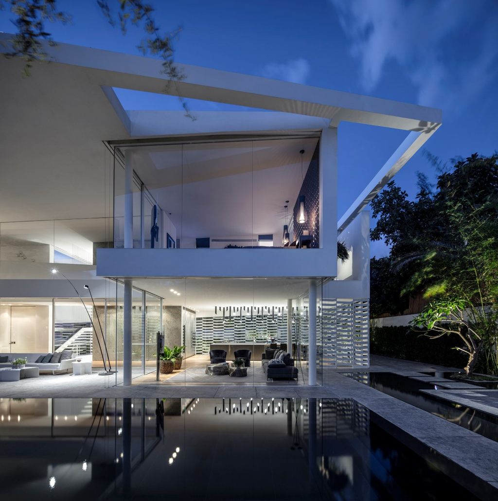 J House with Raised roof, Latticed walls, Bridge entrance by Pitsou Kedem