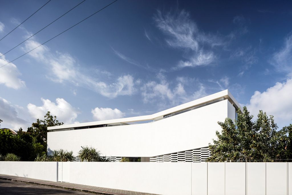 J House with Raised roof, Latticed walls, Bridge entrance by Pitsou Kedem