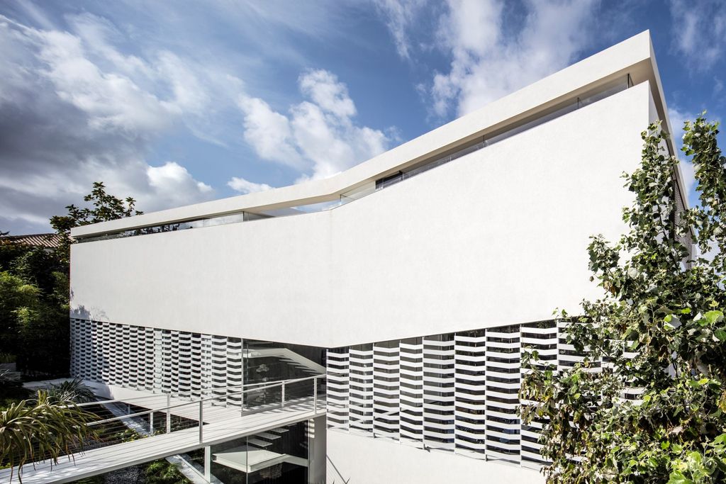 J House with Raised roof, Latticed walls, Bridge entrance by Pitsou Kedem (3)