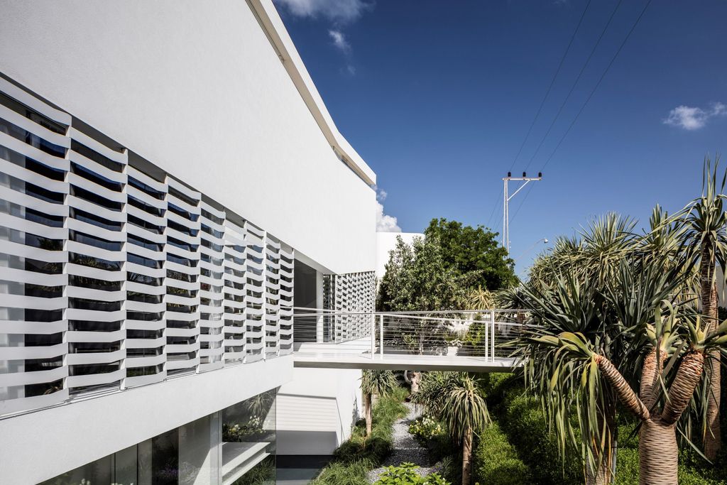 J House with Raised roof, Latticed walls, Bridge entrance by Pitsou Kedem