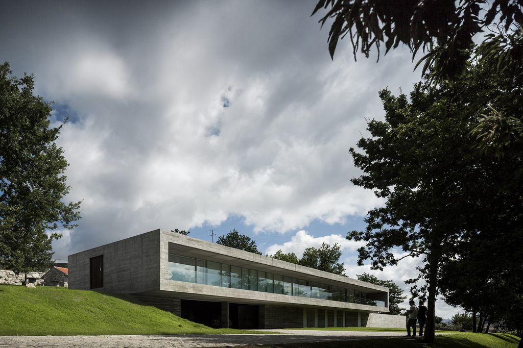 Long textured Sambade House in Portugal Countryside by Spaceworkers (2)