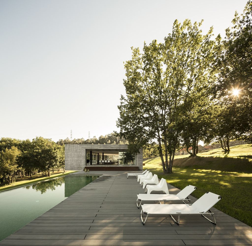 Long-textured-Sambade-House-in-Portugal-Countryside-by-Spaceworkers-29
