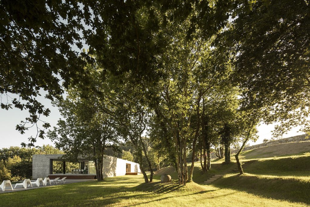 Long-textured-Sambade-House-in-Portugal-Countryside-by-Spaceworkers-30