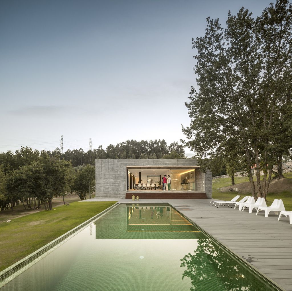 Long-textured-Sambade-House-in-Portugal-Countryside-by-Spaceworkers-38