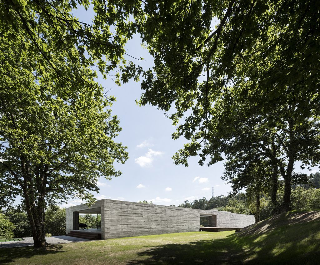 Long textured Sambade House in Portugal Countryside by Spaceworkers