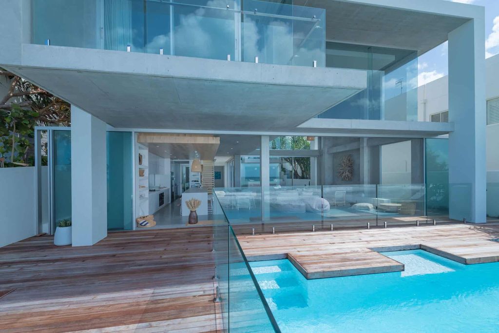 Luxury-White-Water-House-in-Sunshine-Beach-by-Chris-Clout-Design-10