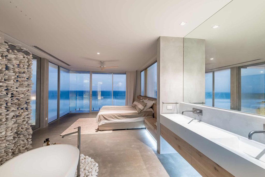 Luxury-White-Water-House-in-Sunshine-Beach-by-Chris-Clout-Design-14