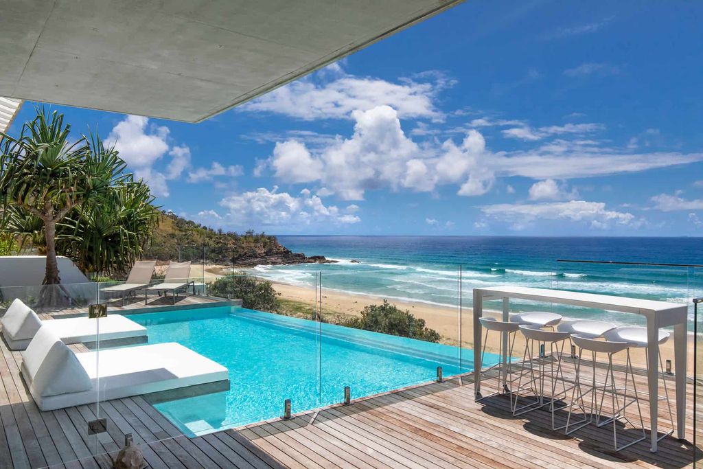 Luxury-White-Water-House-in-Sunshine-Beach-by-Chris-Clout-Design-3