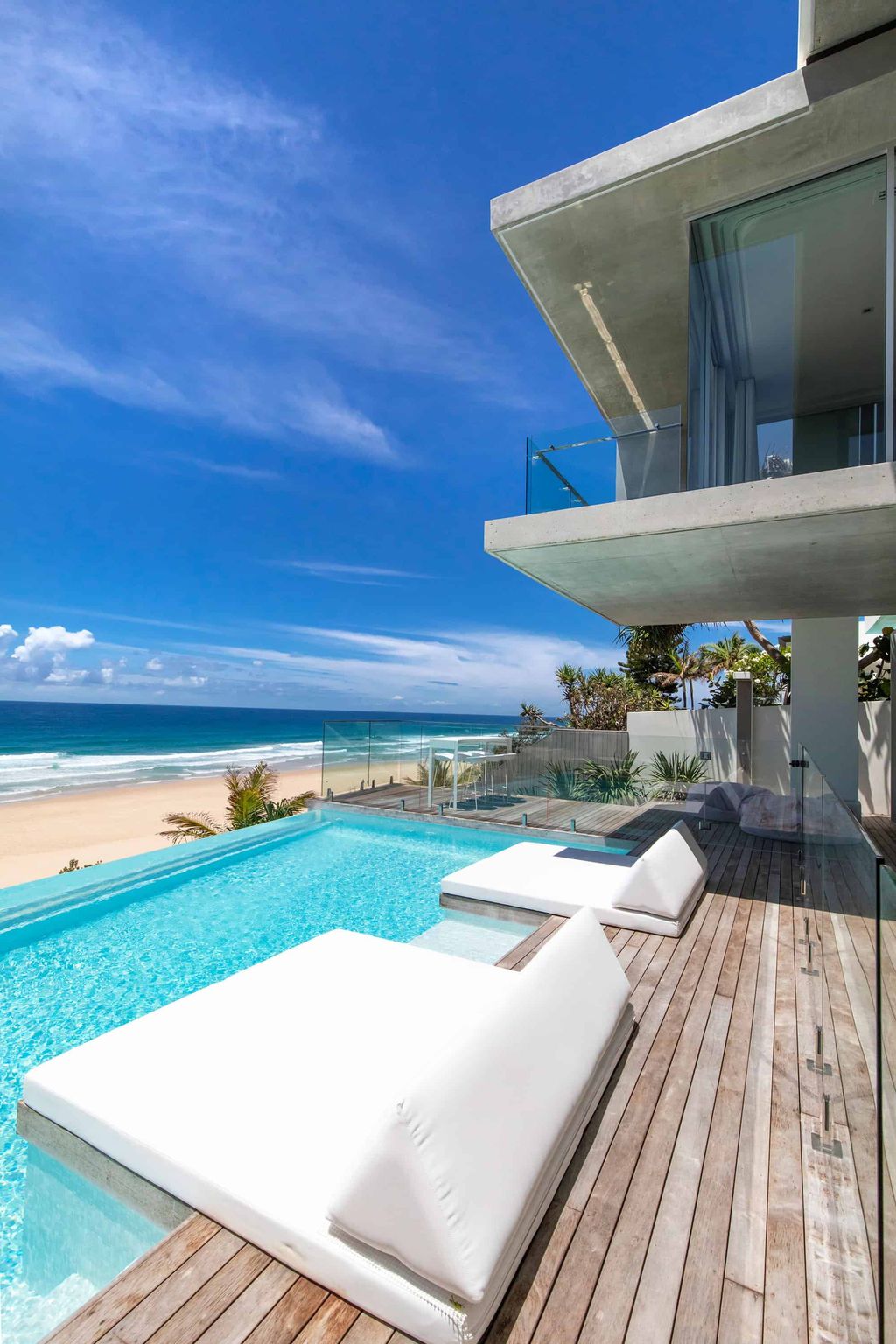 Luxury-White-Water-House-in-Sunshine-Beach-by-Chris-Clout-Design-4