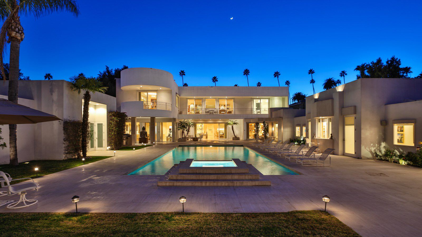 Magnificent-Beverly-Hills-villa-built-with-finest-materials-for-luxury-life-1