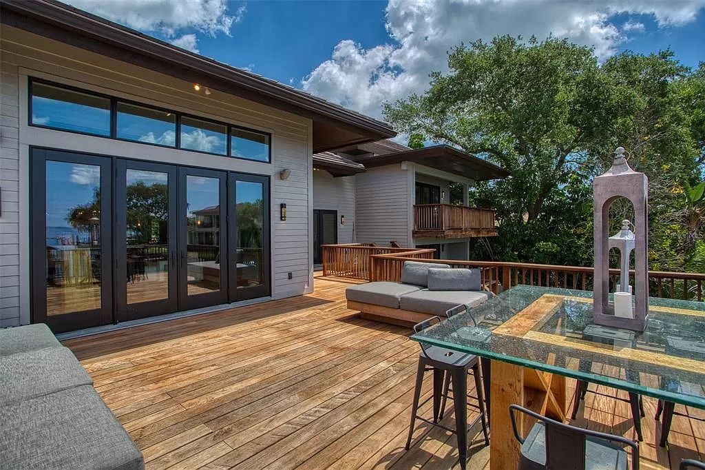 Meticulously-Renovated-Florida-Home-with-Unobstructed-Views-sells-for-5900000-21