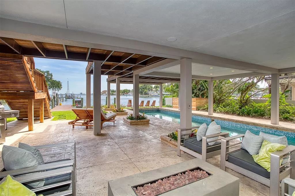 The Florida Home is a St Petersburg masterpiece on highly sought out Brightwaters Boulevard with unobstructed views now available for sale. This home located at 1365 Brightwaters Blvd NE, Saint Petersburg, Florida