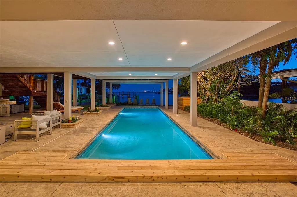 Meticulously-Renovated-Florida-Home-with-Unobstructed-Views-sells-for-5900000-28