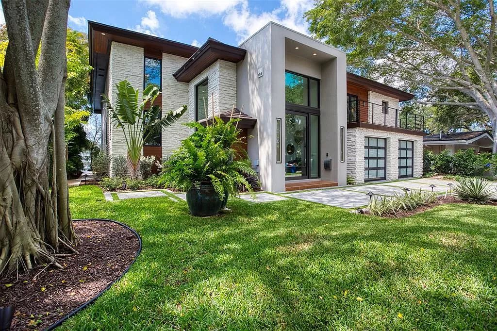 The Florida Home is a St Petersburg masterpiece on highly sought out Brightwaters Boulevard with unobstructed views now available for sale. This home located at 1365 Brightwaters Blvd NE, Saint Petersburg, Florida