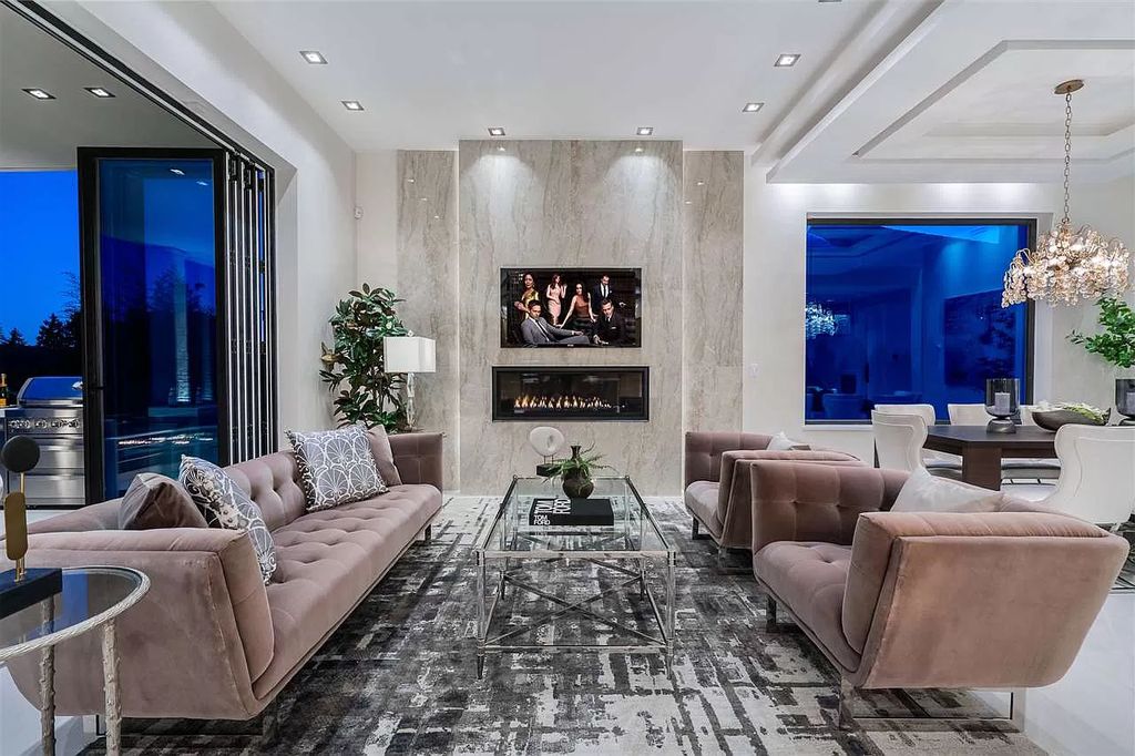 The New Ultra-Luxury Residence in West Vancouver is located within walking distance to the prestigious Dundarave Village now available for sale. This home located at 2256 Jefferson Ave, West Vancouver, BC V7V 2A8, Canada