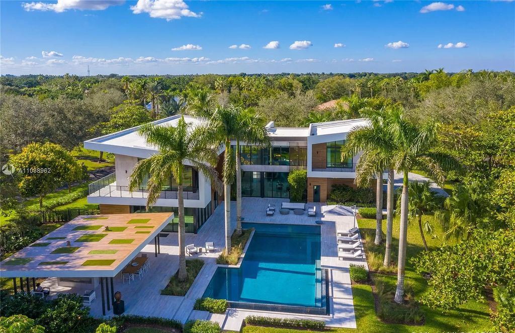 The Home in Florida is a luxurious estate with incredible detail that exemplifies the true meaning of luxury now available for sale. This home located at 2690 Hackney Rd, Weston, Florida