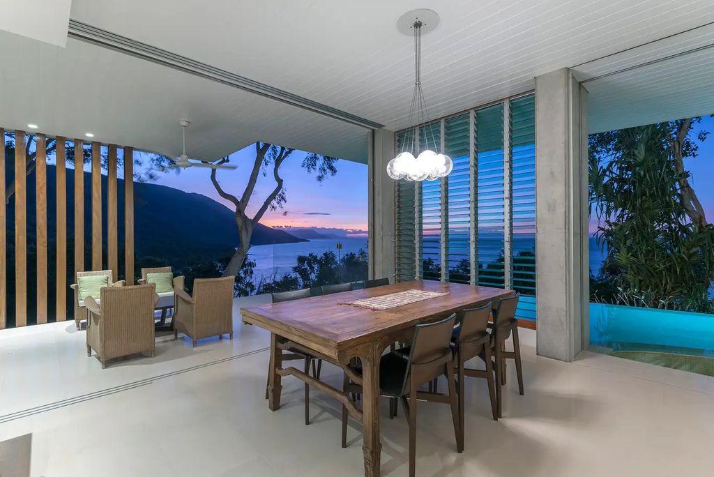 Opulent Palm Cove home in Queensland with unhindered ocean view for Sale