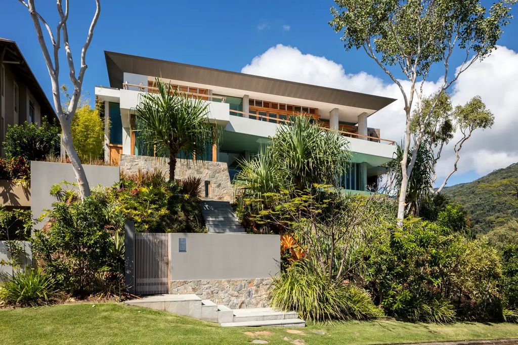 Opulent Palm Cove home in Queensland with unhindered ocean view for Sale