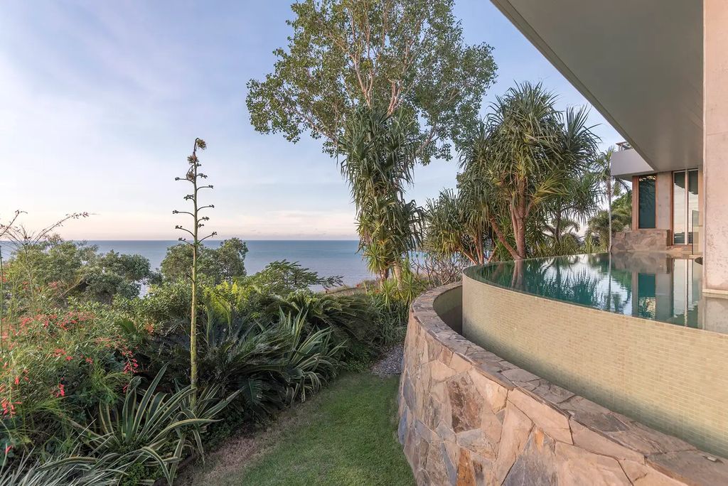 Opulent Palm Cove home in Queensland with unhindered ocean view for Sale