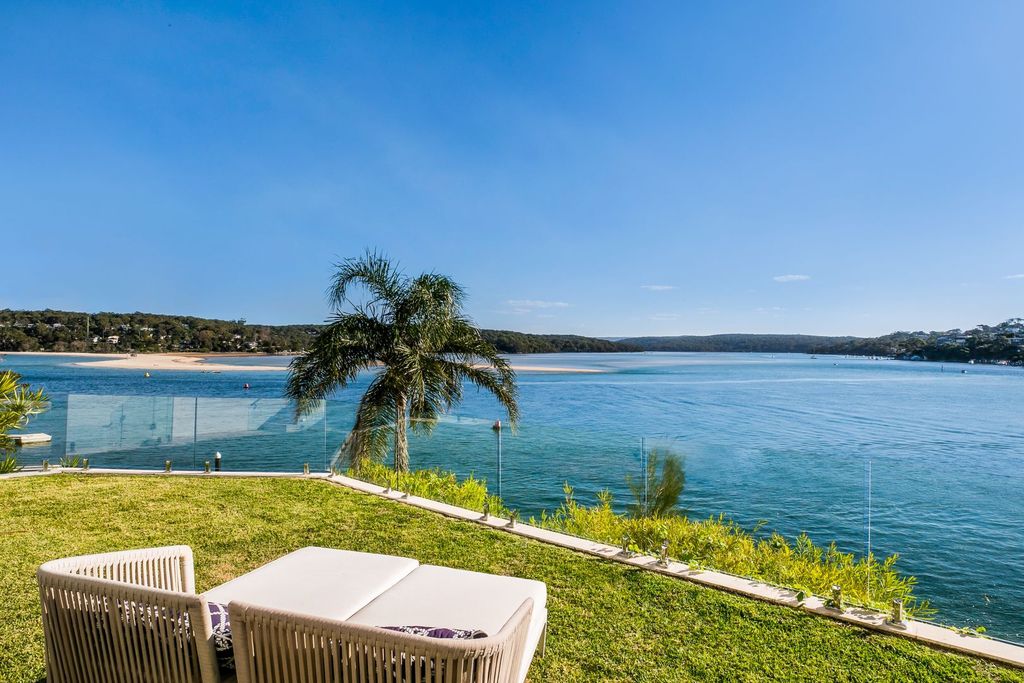 Pinnacle-waterfront-villa-with-three-sublime-levels-at-New-South-Wales-for-auction-5