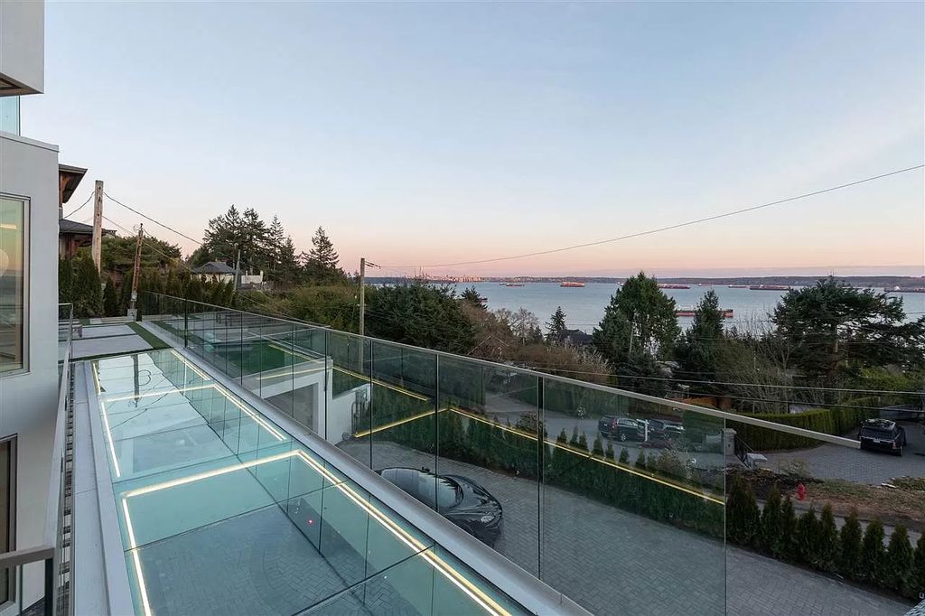 Spectacular-Flying-Eagle-Shaped-Residence-in-West-Vancouver-Enjoying-Opulence-Lifestyle-asks-C9980000-4