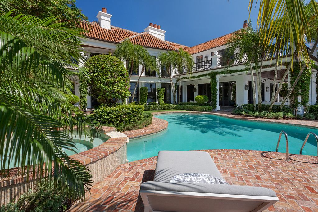 This Sprawling Provence - Inspired Villa in Boca Raton, Florida was executed by prestigious Mark Timothy Inc in 2003 and designed by Marc Michaels. The harmony of the inside & outside of the house is very impressive