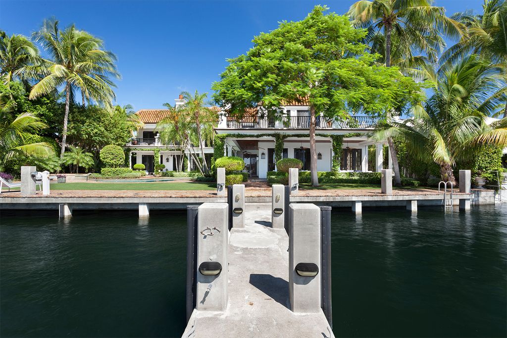 This Sprawling Provence - Inspired Villa in Boca Raton, Florida was executed by prestigious Mark Timothy Inc in 2003 and designed by Marc Michaels. The harmony of the inside & outside of the house is very impressive