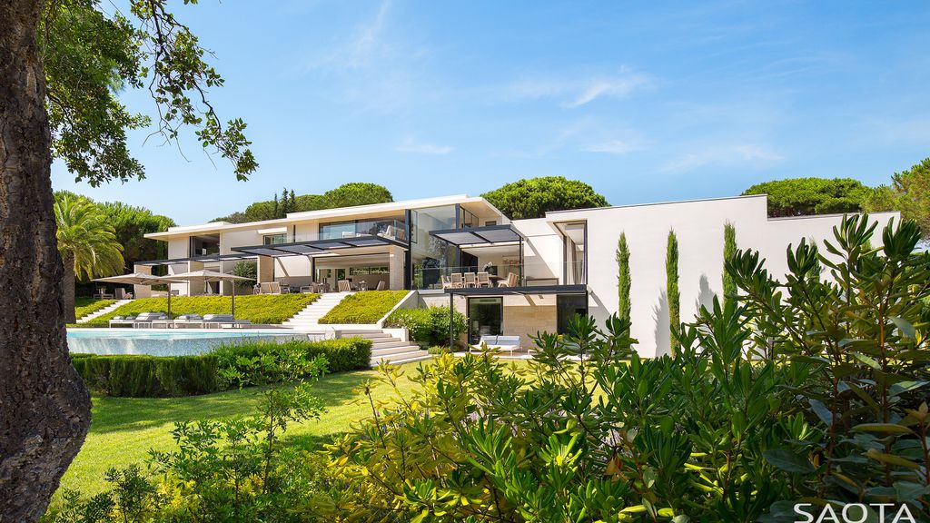 St Tropez House Creates Extraordinary Indoor-Outdoor Living with SAOTA