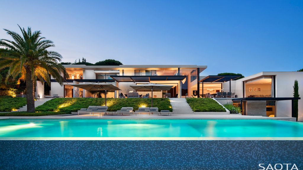 St Tropez House creates an Extraordinary Indoor-outdoor Living by SAOTA