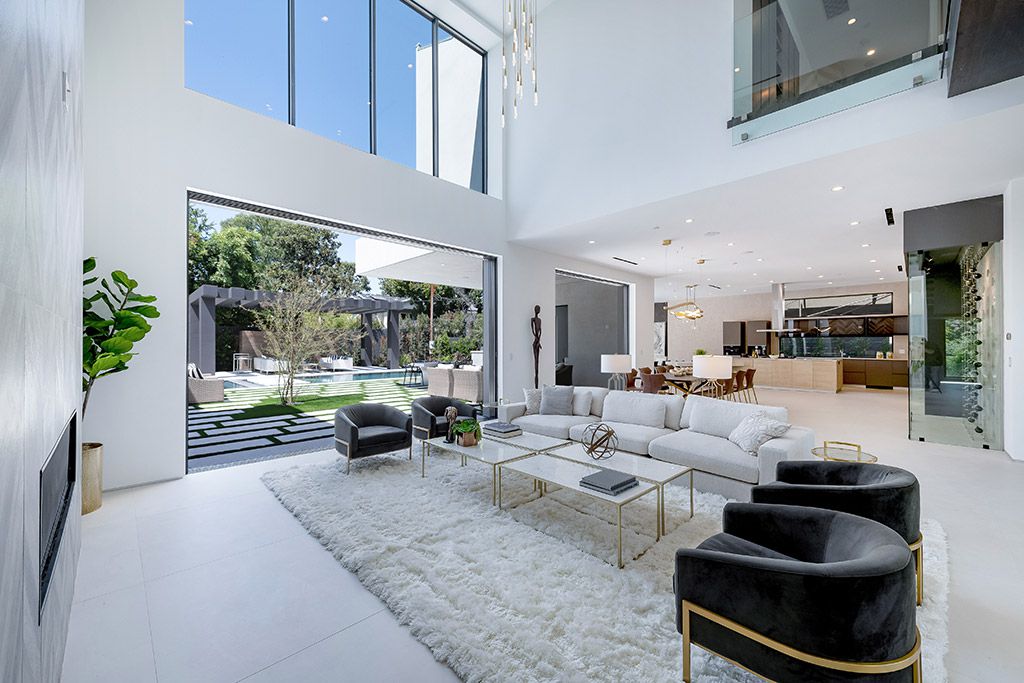 This Studio City Homes, an Architectural Tour De Force was executed and designed by the famed Arzuman Brothers. Situated at the ultimate privacy surrounding green trees and bushed, the over 6,500 sqft luxury home was built in 2018