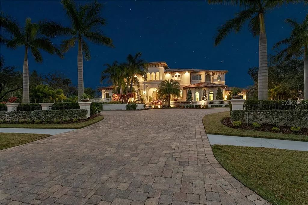 The Mediterranean Villa in Tampa is a luxuriously tropical property features the perfection of entertainment now available for sale. This home located at 2621 N Dundee St, Tampa, Florida