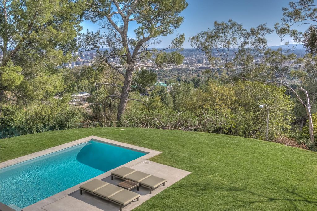 This-16995000-Beverly-Hills-Home-has-Stunning-Landscaped-Grounds-and-Unobstructed-Views-21