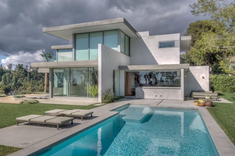 This $16,995,000 Beverly Hills Home has Stunning Landscaped Grounds