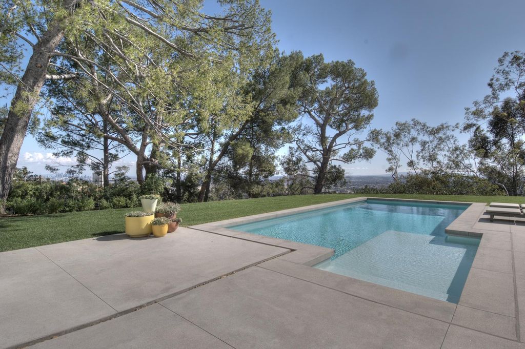 This-16995000-Beverly-Hills-Home-has-Stunning-Landscaped-Grounds-and-Unobstructed-Views-6