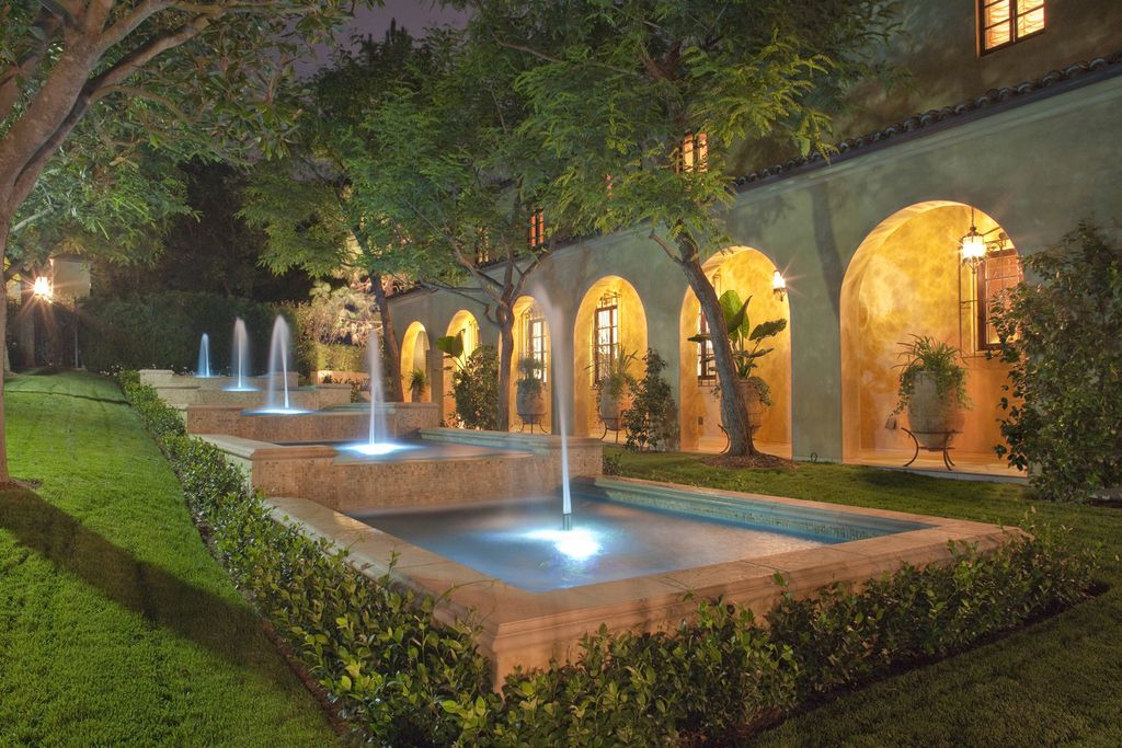 This-21995000-Exquisite-Beverly-Hills-Mansion-has-Stunning-Design-and-Dramatic-Scale-12