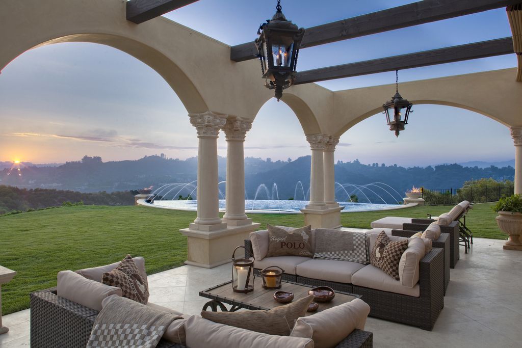 This-21995000-Exquisite-Beverly-Hills-Mansion-has-Stunning-Design-and-Dramatic-Scale-7