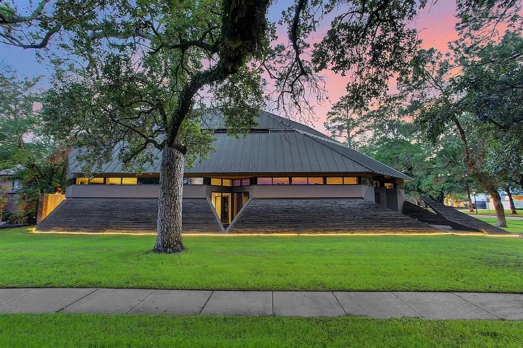 The Houston Contemporary Home is a masterpiece has a museum home setting on a prestigious W. University Street now available for sale. This home located at 3201 University Blvd, Houston, Texas