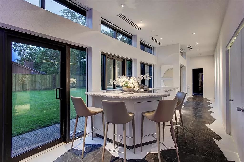 The Houston Contemporary Home is a masterpiece has a museum home setting on a prestigious W. University Street now available for sale. This home located at 3201 University Blvd, Houston, Texas