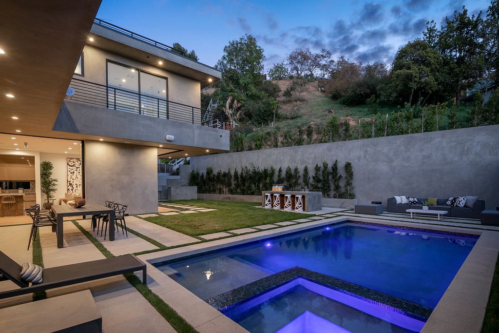 The Modern Home in Los Angeles is an exquisite warn new construction residence offers an array of earthy elements now available for sale. This home located at 5554 Green Oak Dr, Los Angeles, California