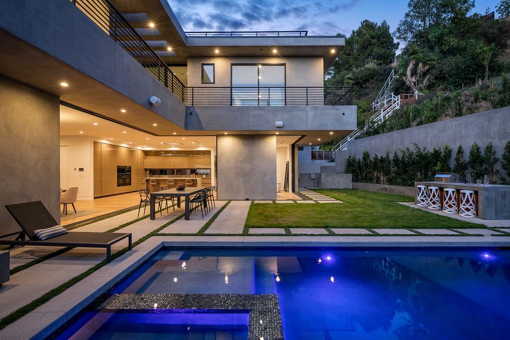 The Modern Home in Los Angeles is an exquisite warn new construction residence offers an array of earthy elements now available for sale. This home located at 5554 Green Oak Dr, Los Angeles, California