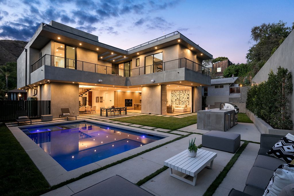 The Modern Home in Los Angeles is an exquisite warn new construction residence offers an array of earthy elements now available for sale. This home located at 5554 Green Oak Dr, Los Angeles, California