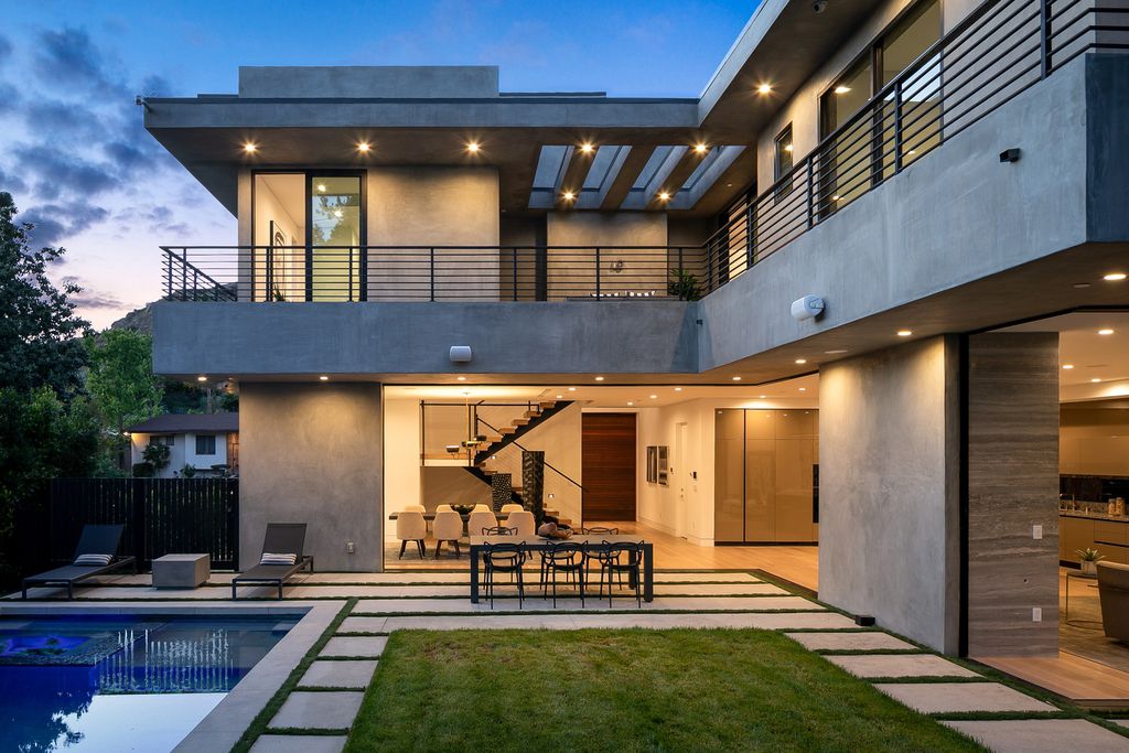 The Modern Home in Los Angeles is an exquisite warn new construction residence offers an array of earthy elements now available for sale. This home located at 5554 Green Oak Dr, Los Angeles, California