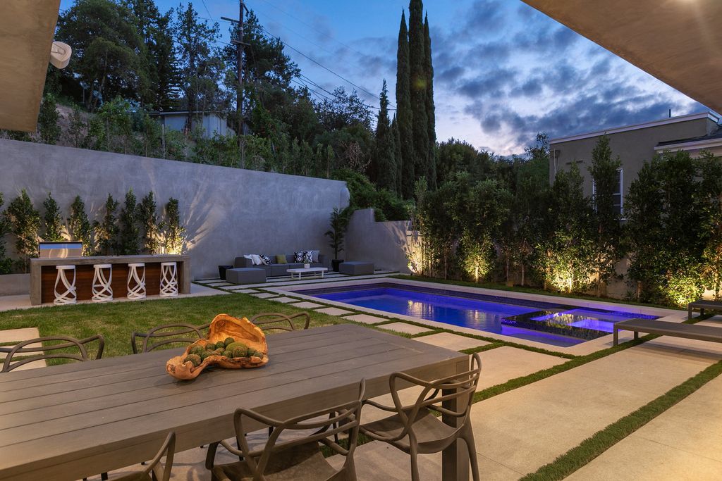 The Modern Home in Los Angeles is an exquisite warn new construction residence offers an array of earthy elements now available for sale. This home located at 5554 Green Oak Dr, Los Angeles, California